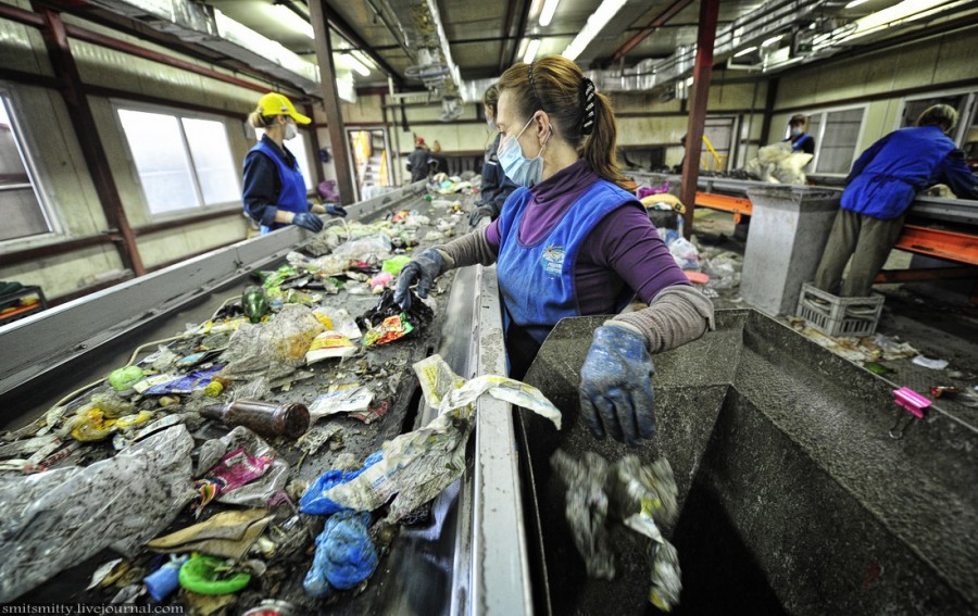 Сортировка мусора на перерабатывающей фабрике